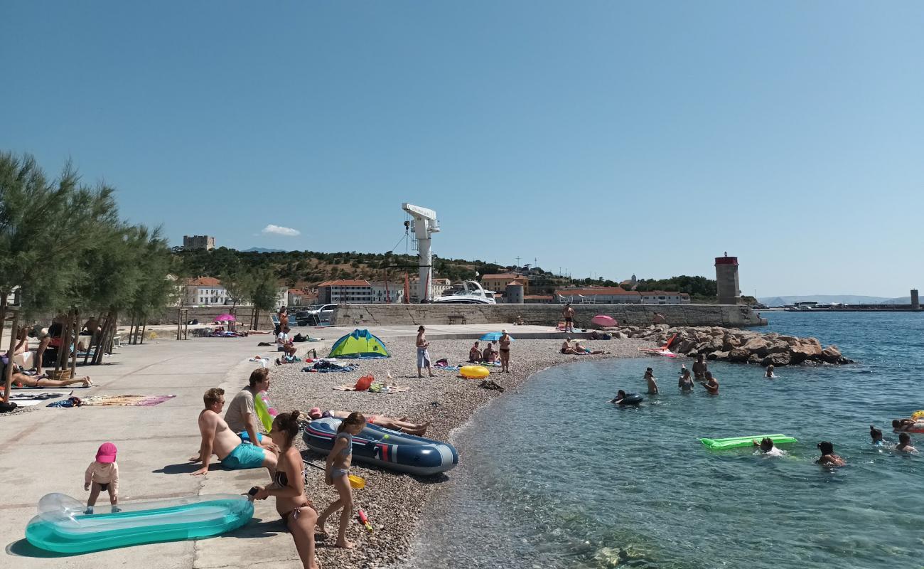 Plaza Senj'in fotoğrafı gri çakıl taşı yüzey ile