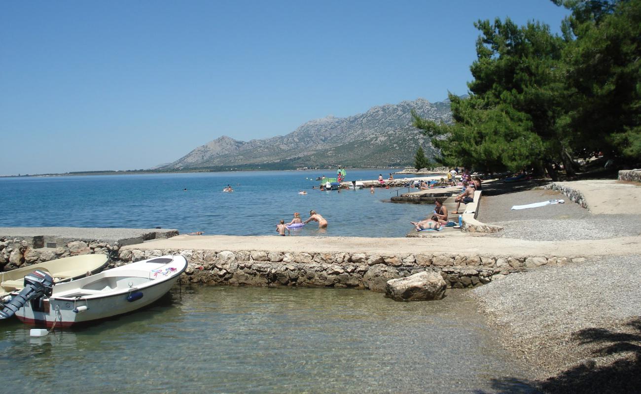 Beach Rovanjska'in fotoğrafı beton kaplı yüzey yüzey ile