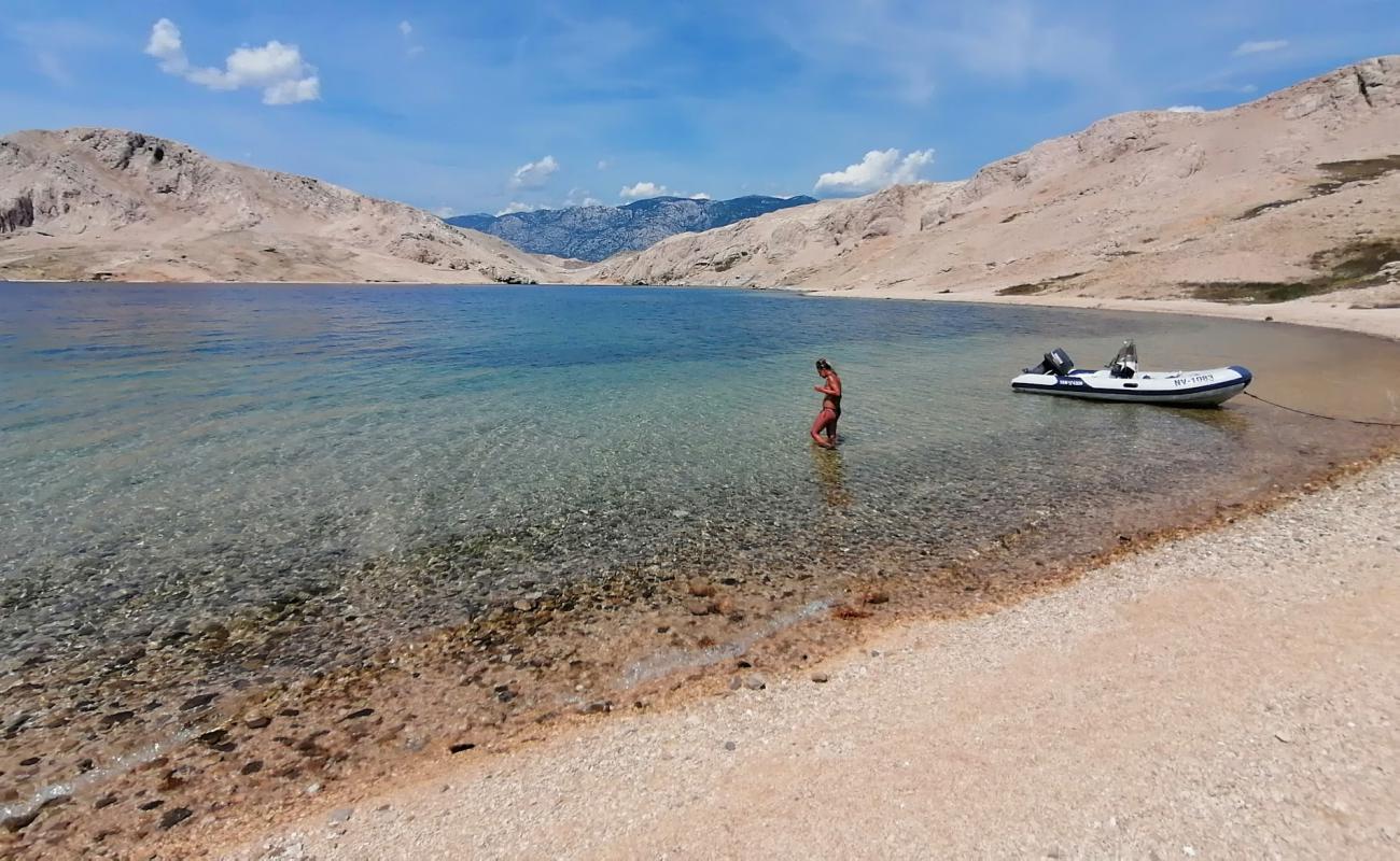 Plaza Susac'in fotoğrafı parlak kum ve kayalar yüzey ile