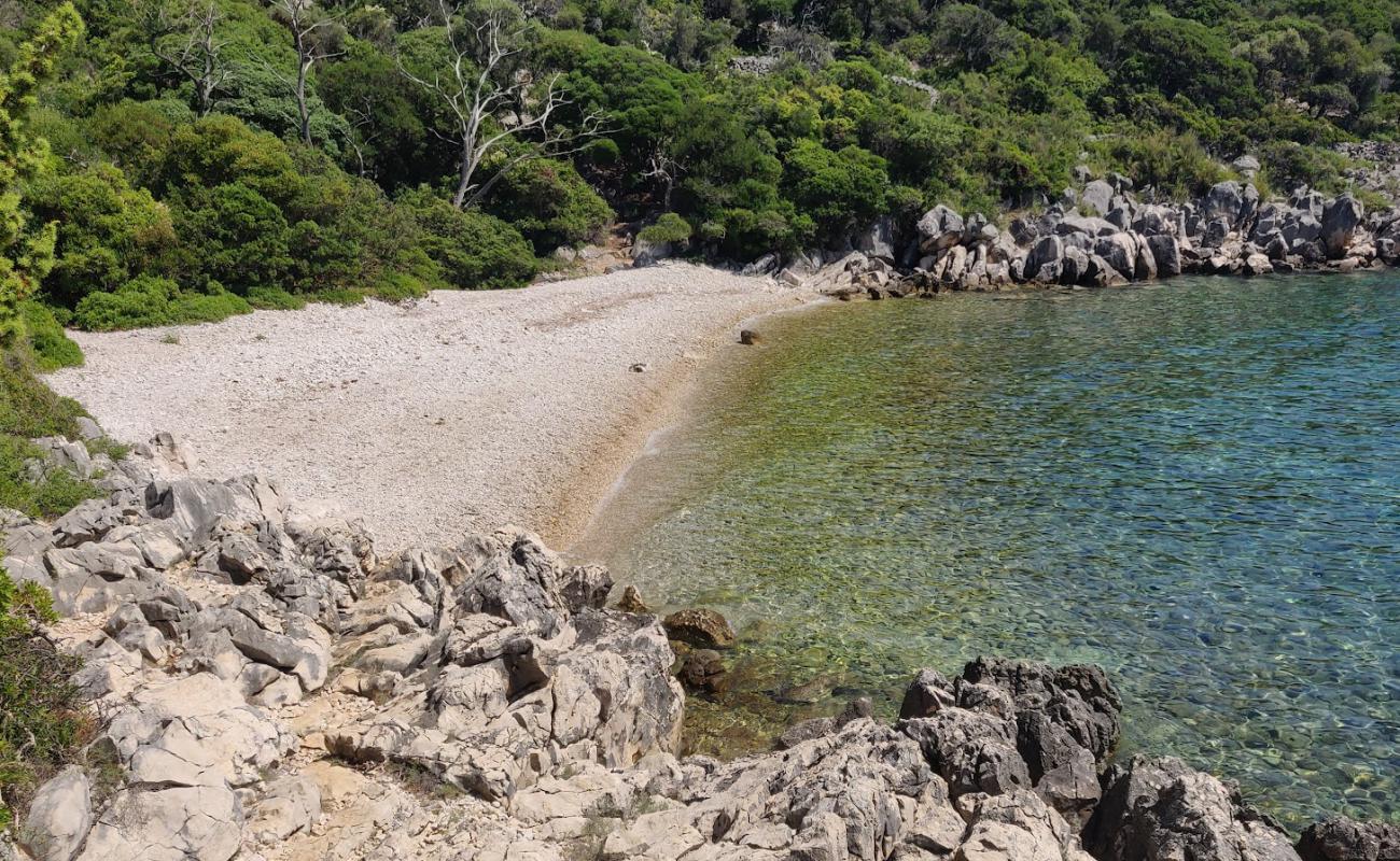 Uvala Vadikandija'in fotoğrafı taşlar yüzey ile