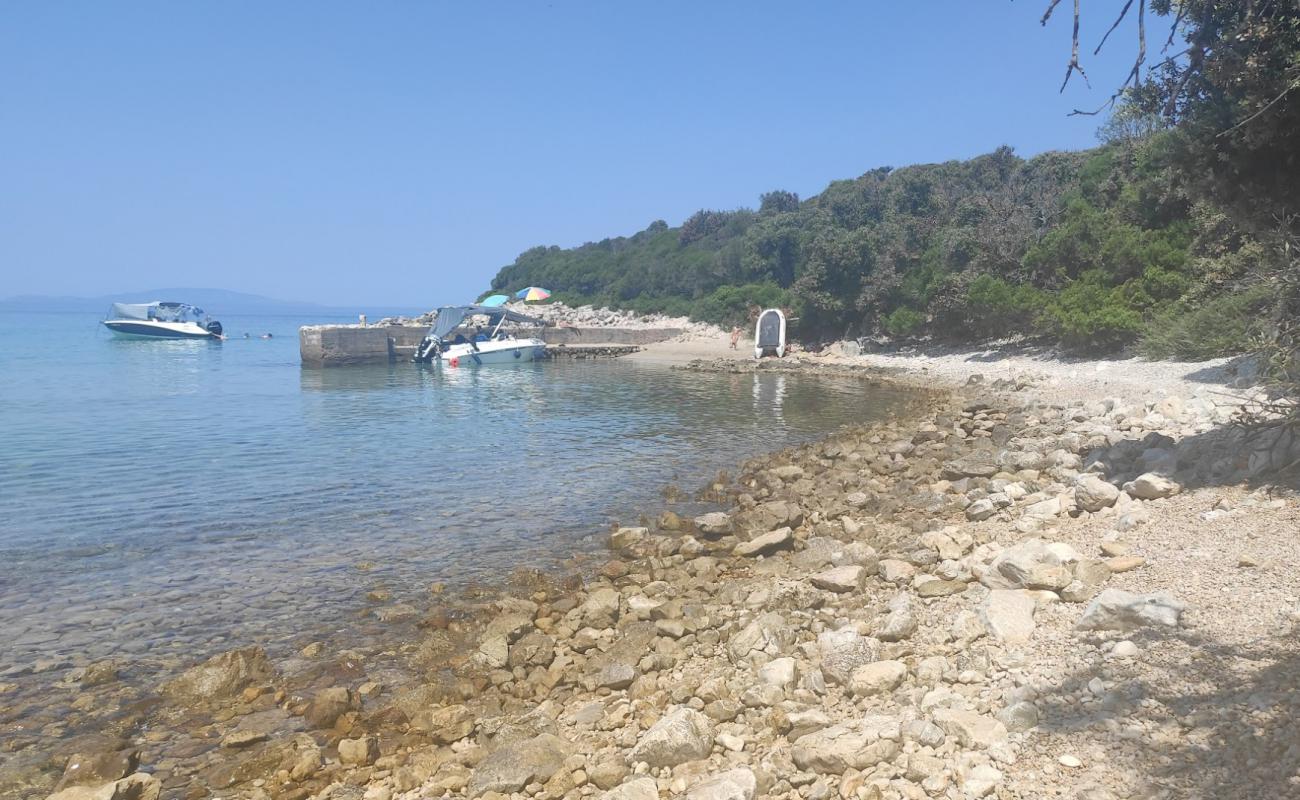 Sand Beach Jurjevica'in fotoğrafı taşlar yüzey ile