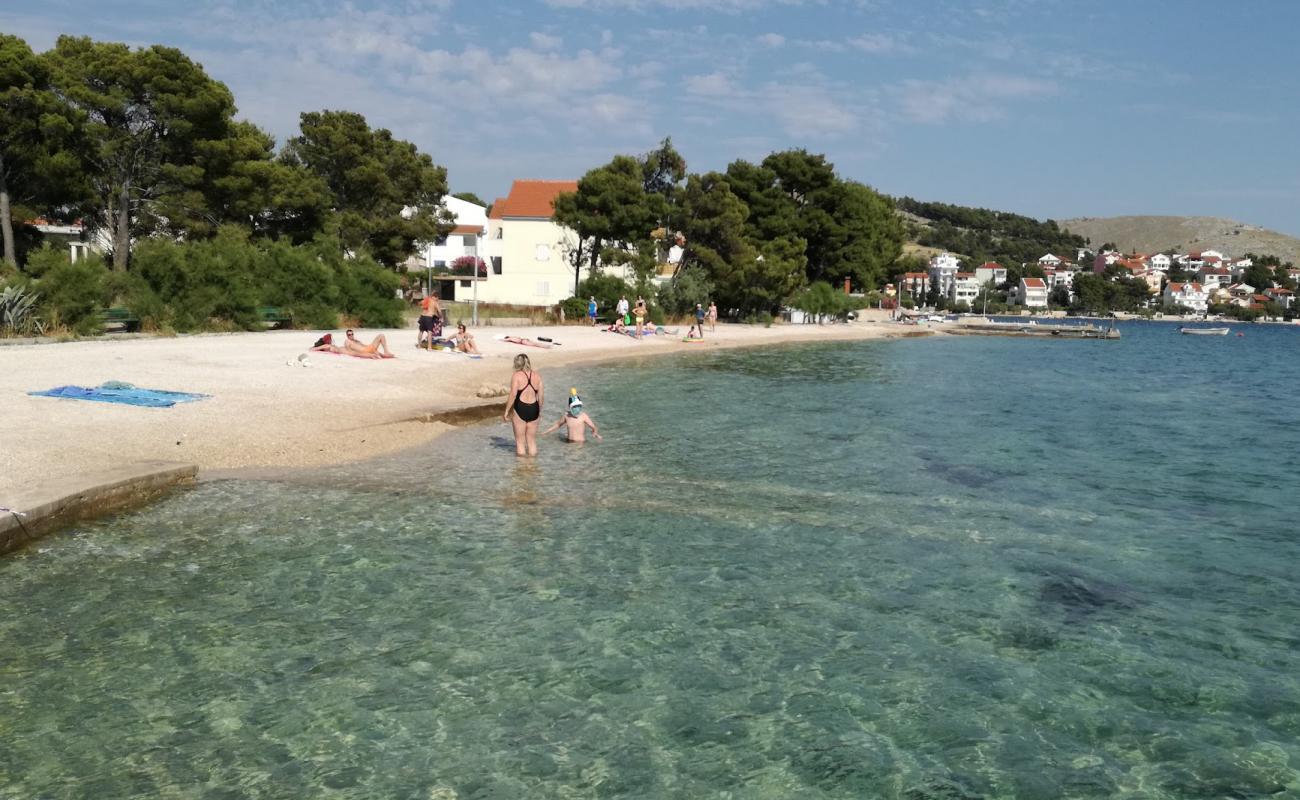 Aqua Beach Zaboric'in fotoğrafı gri ince çakıl taş yüzey ile