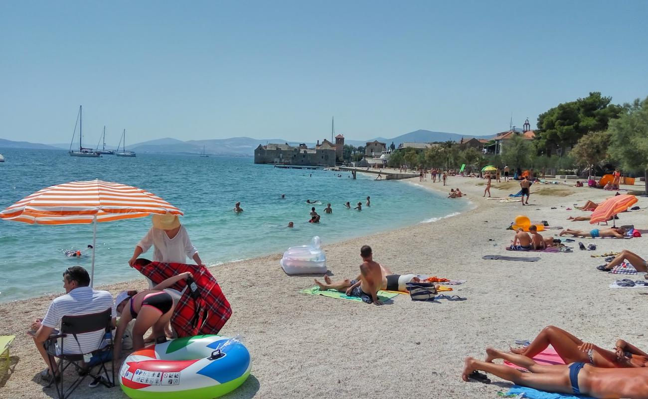 Beach Kamp, Kastel Gomilica'in fotoğrafı hafif ince çakıl taş yüzey ile