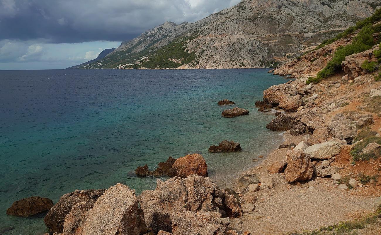 Vruja FKK Beach'in fotoğrafı taşlar yüzey ile