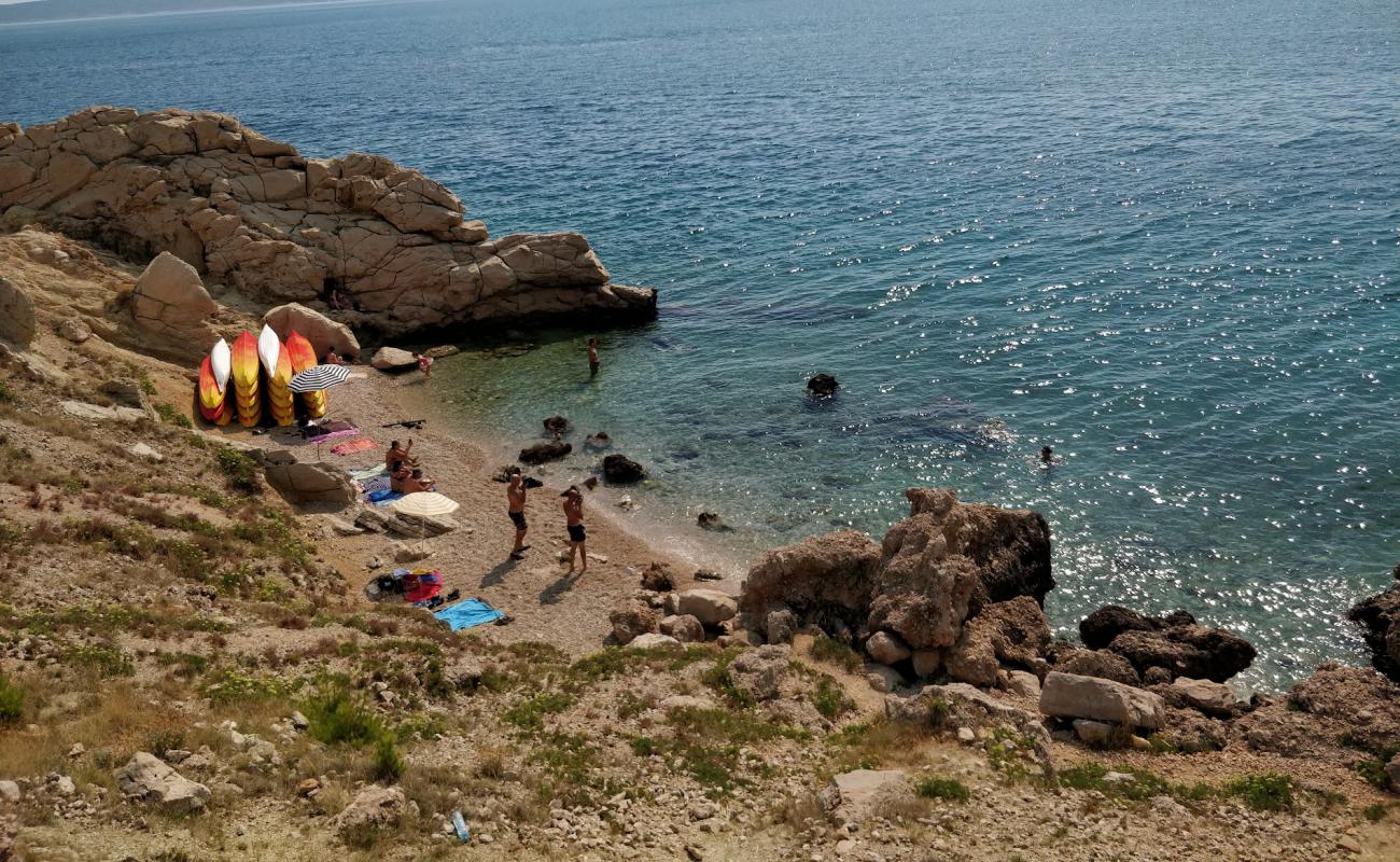 Uvala Cerovica'in fotoğrafı taşlar yüzey ile