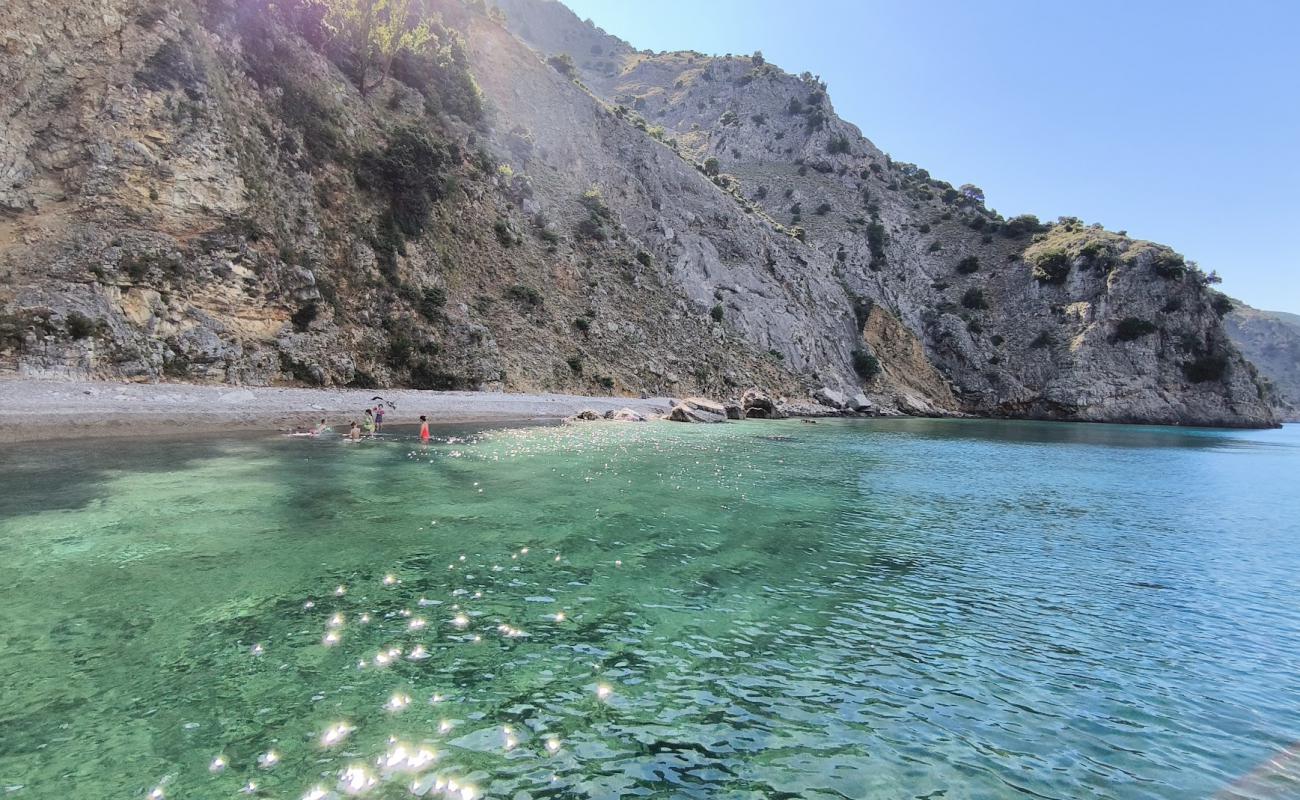 Beach St. Roger'in fotoğrafı taşlar yüzey ile