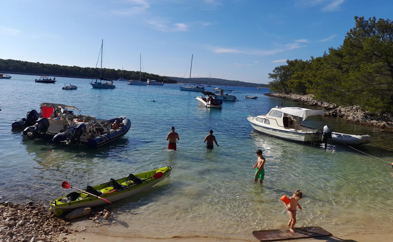 Uvala Engleza'in fotoğrafı parlak kum ve kayalar yüzey ile