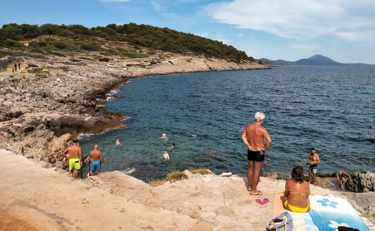 Uvala Zagazinjine'in fotoğrafı taşlar yüzey ile