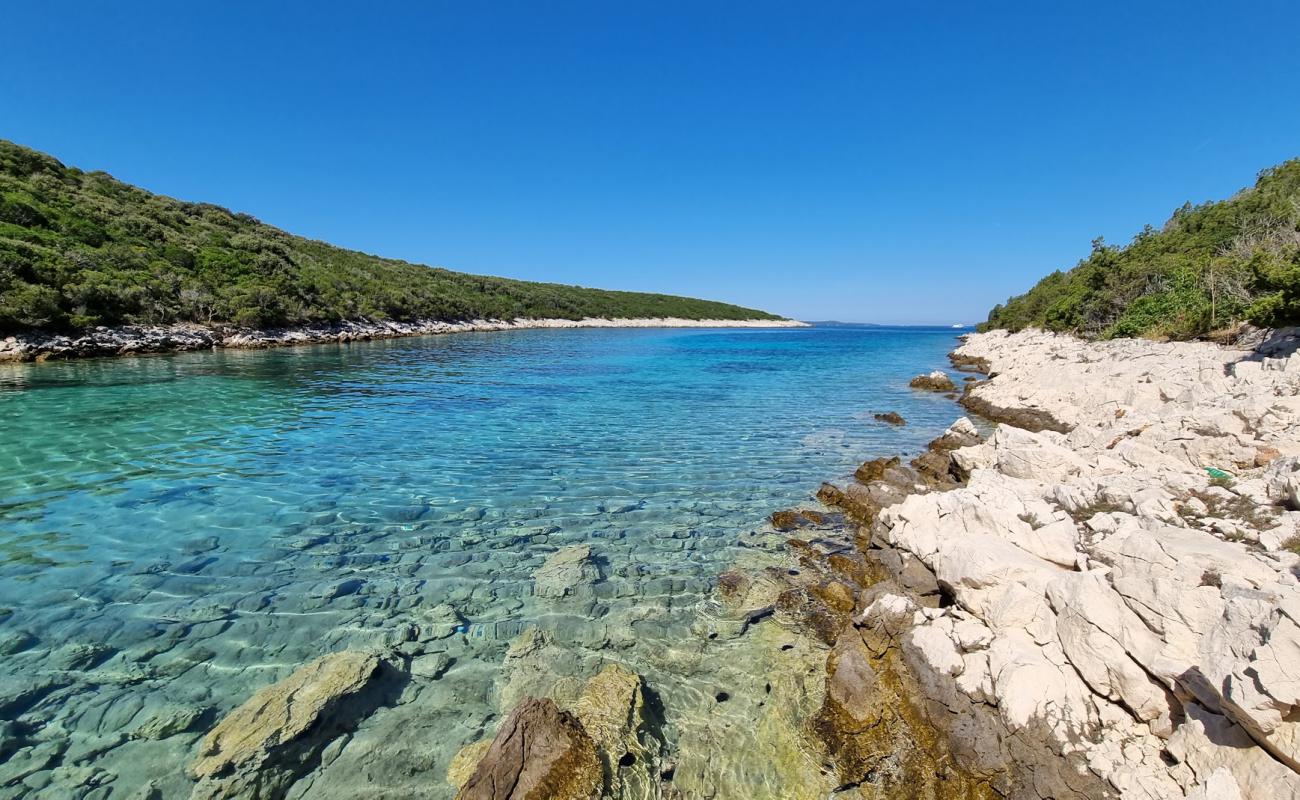 Uvala Mavrela'in fotoğrafı taşlar yüzey ile