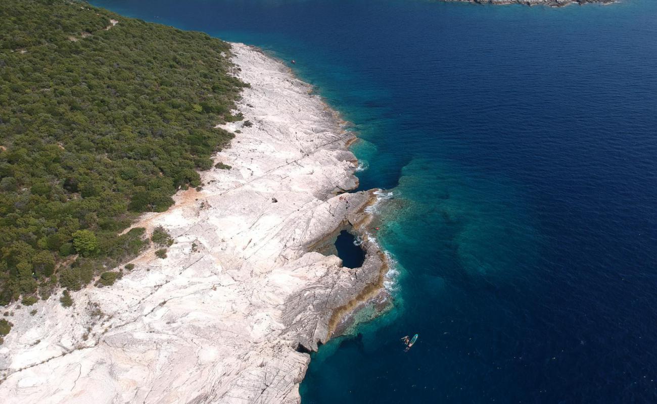 Dragon's Eye Sea Cave'in fotoğrafı taşlar yüzey ile