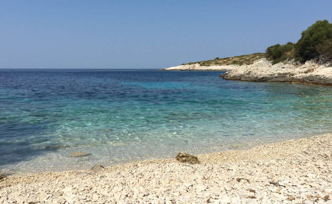 Zaglav Beach'in fotoğrafı taşlar yüzey ile