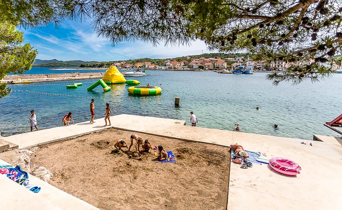 Beach Zelena Punta'in fotoğrafı taşlar yüzey ile