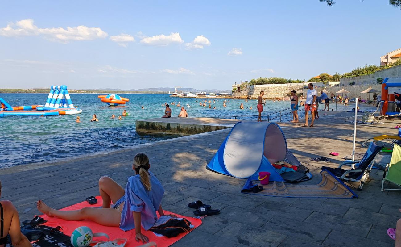 Juzna Plaza Tkon'in fotoğrafı beton kapak yüzey ile