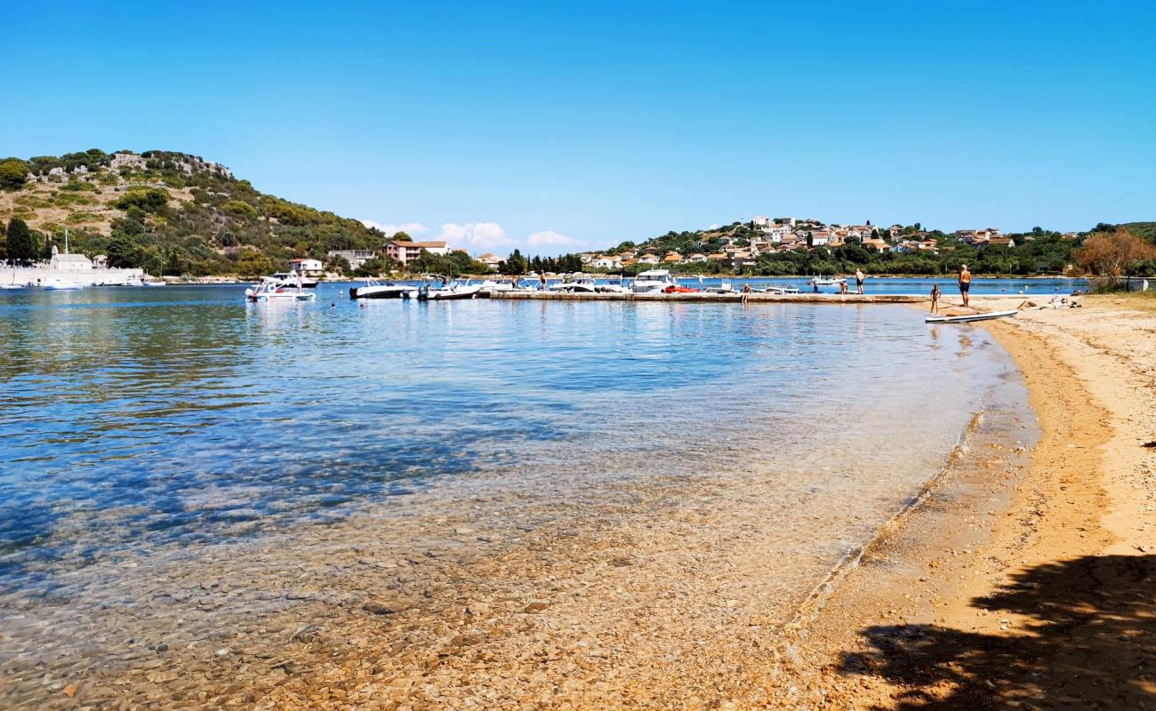 Przina Beach'in fotoğrafı parlak kum ve kayalar yüzey ile