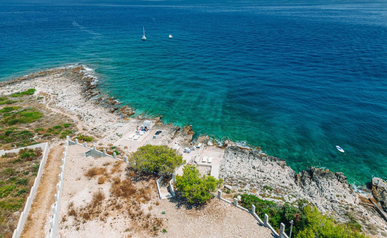 Prirodna Kameita Plaza'in fotoğrafı taşlar yüzey ile