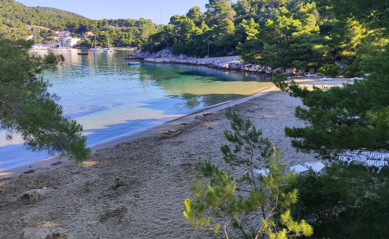 Mala Saplunara Beach'in fotoğrafı parlak kum yüzey ile