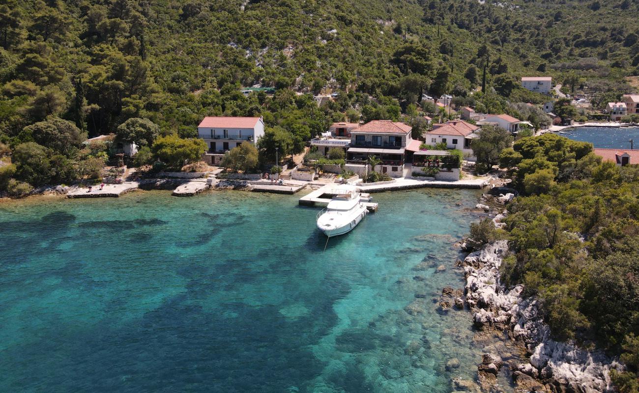 Prozurska Luka Beach'in fotoğrafı beton kapak yüzey ile