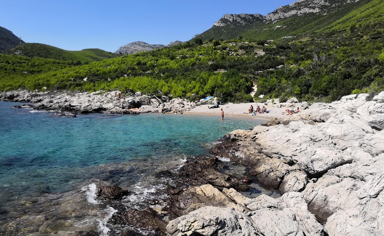 Beach Zamali'in fotoğrafı gri kum ve çakıl yüzey ile