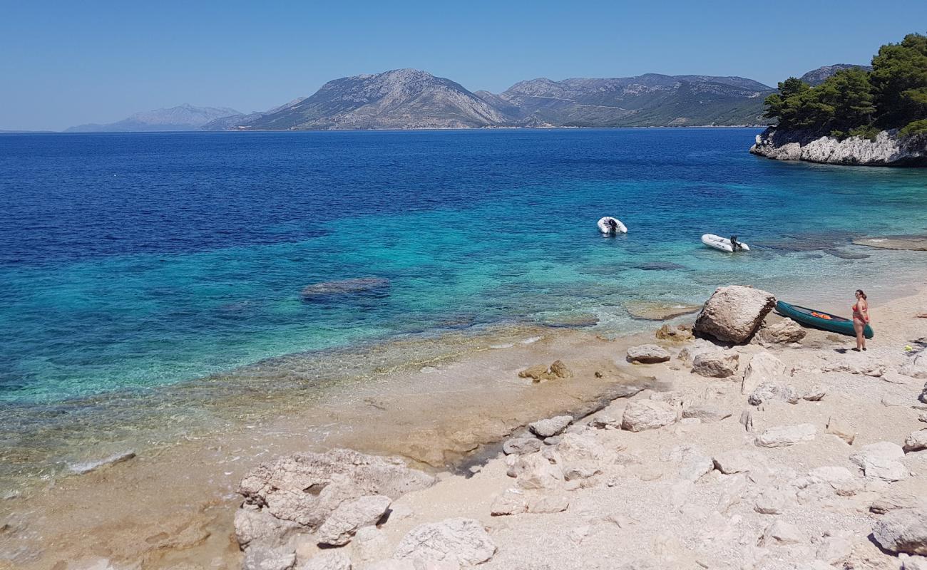 Secret Beach Zuljana'in fotoğrafı parlak kum ve kayalar yüzey ile