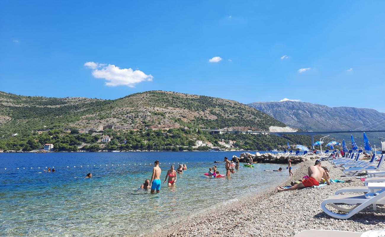 Mandrac Beach'in fotoğrafı gri çakıl taşı yüzey ile