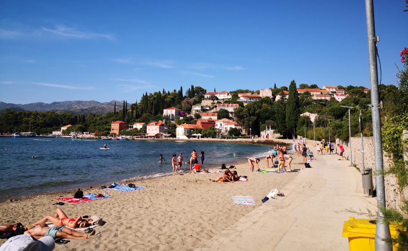 Plaza Donje Celo'in fotoğrafı gri kum yüzey ile