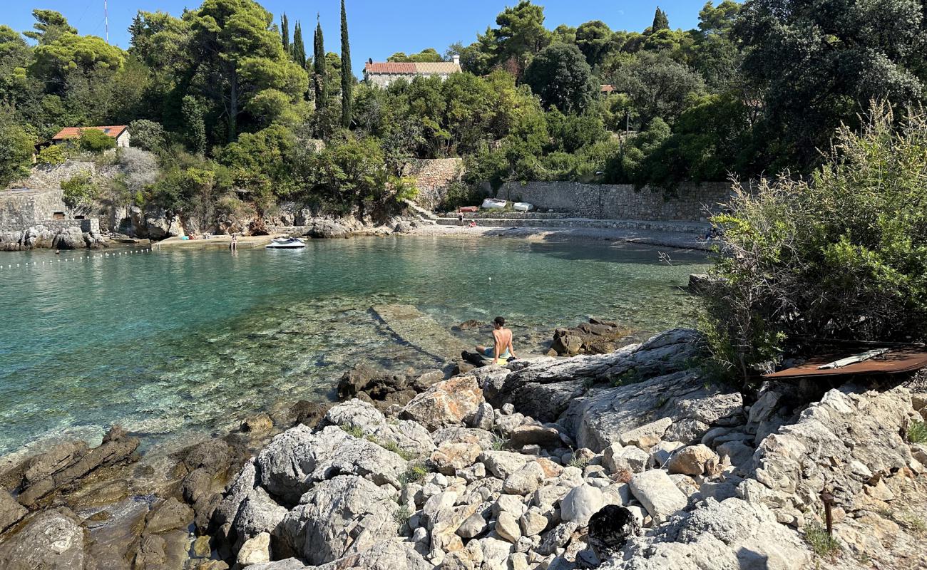 Don Divan Beach'in fotoğrafı gri çakıl taşı yüzey ile