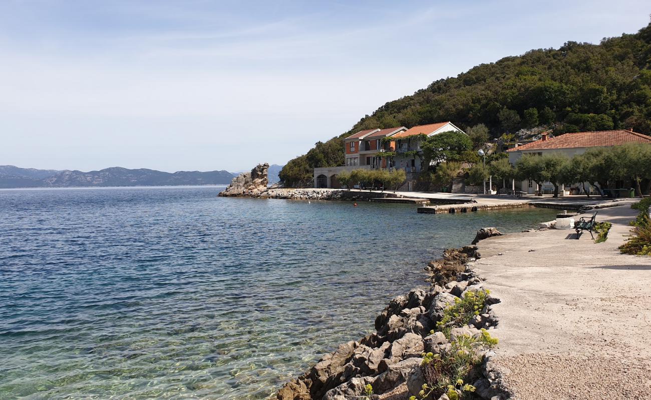 Plaza Velika Prapratna'in fotoğrafı beton kapak yüzey ile