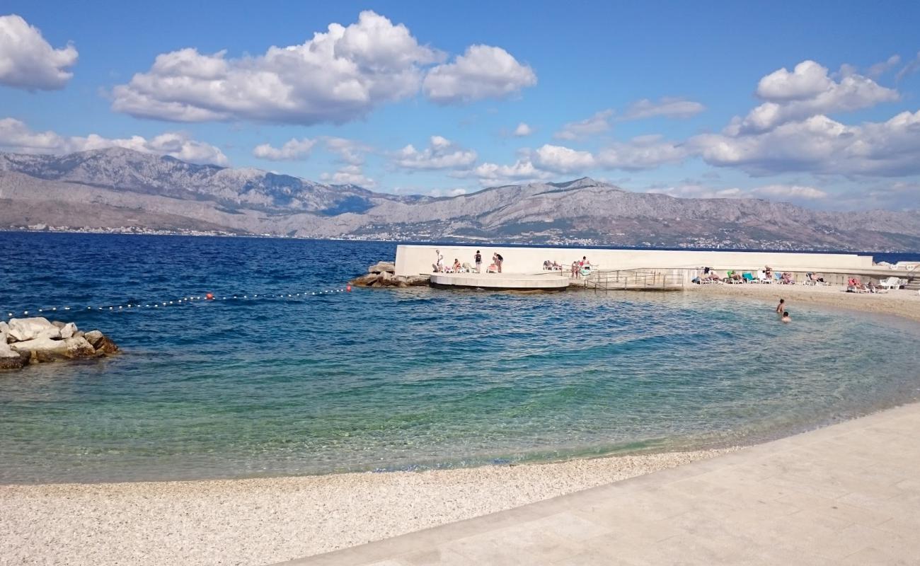 Plaza Porat'in fotoğrafı hafif ince çakıl taş yüzey ile