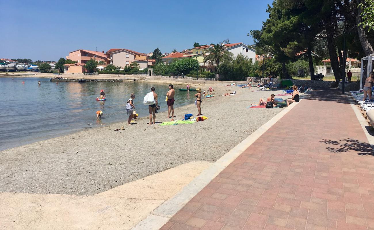 Beach Banjol'in fotoğrafı hafif ince çakıl taş yüzey ile