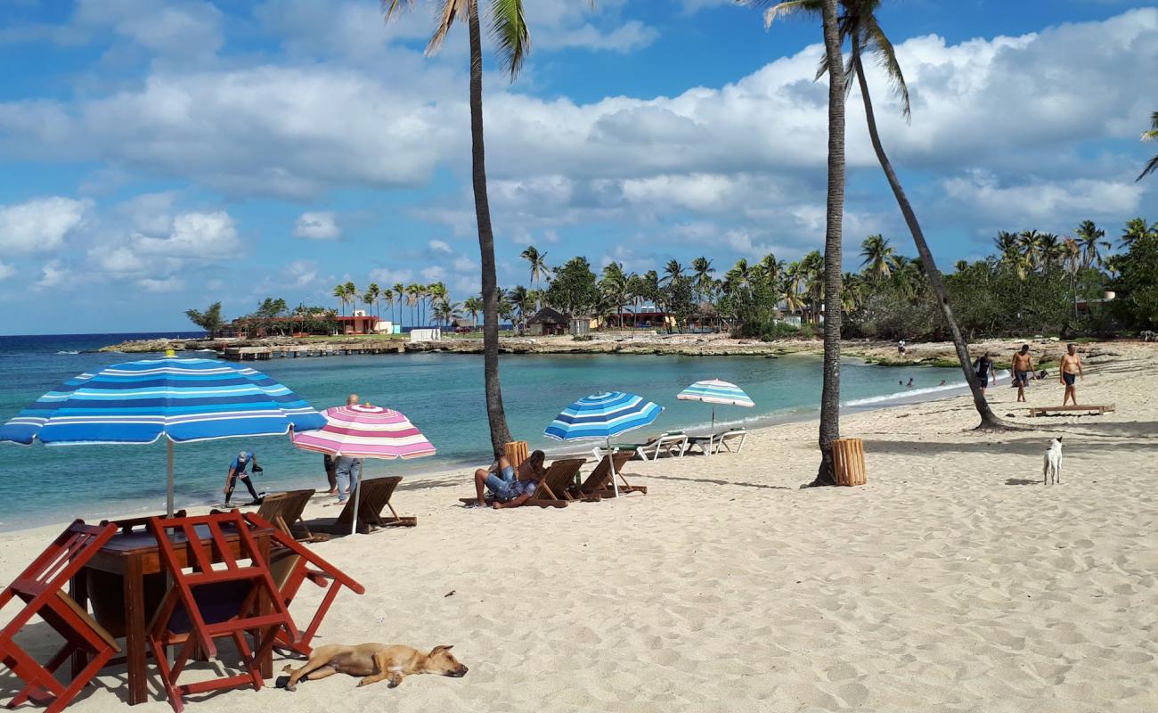 Playa Bacuranao'in fotoğrafı parlak ince kum yüzey ile