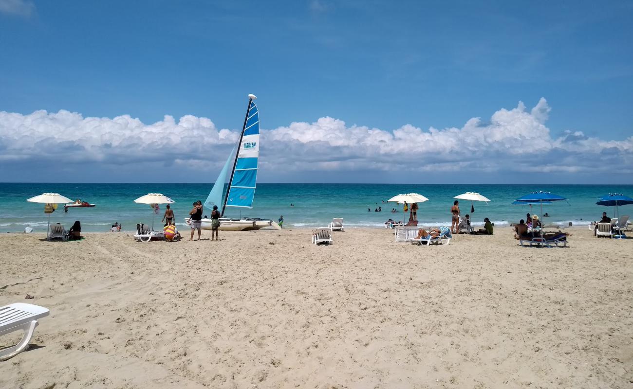 Guanabo beach'in fotoğrafı parlak ince kum yüzey ile