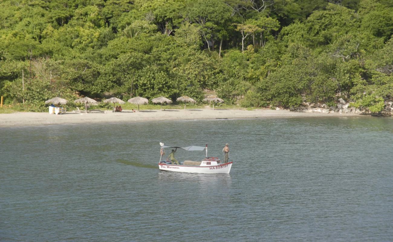 Bacunayagua beach'in fotoğrafı gri kum yüzey ile