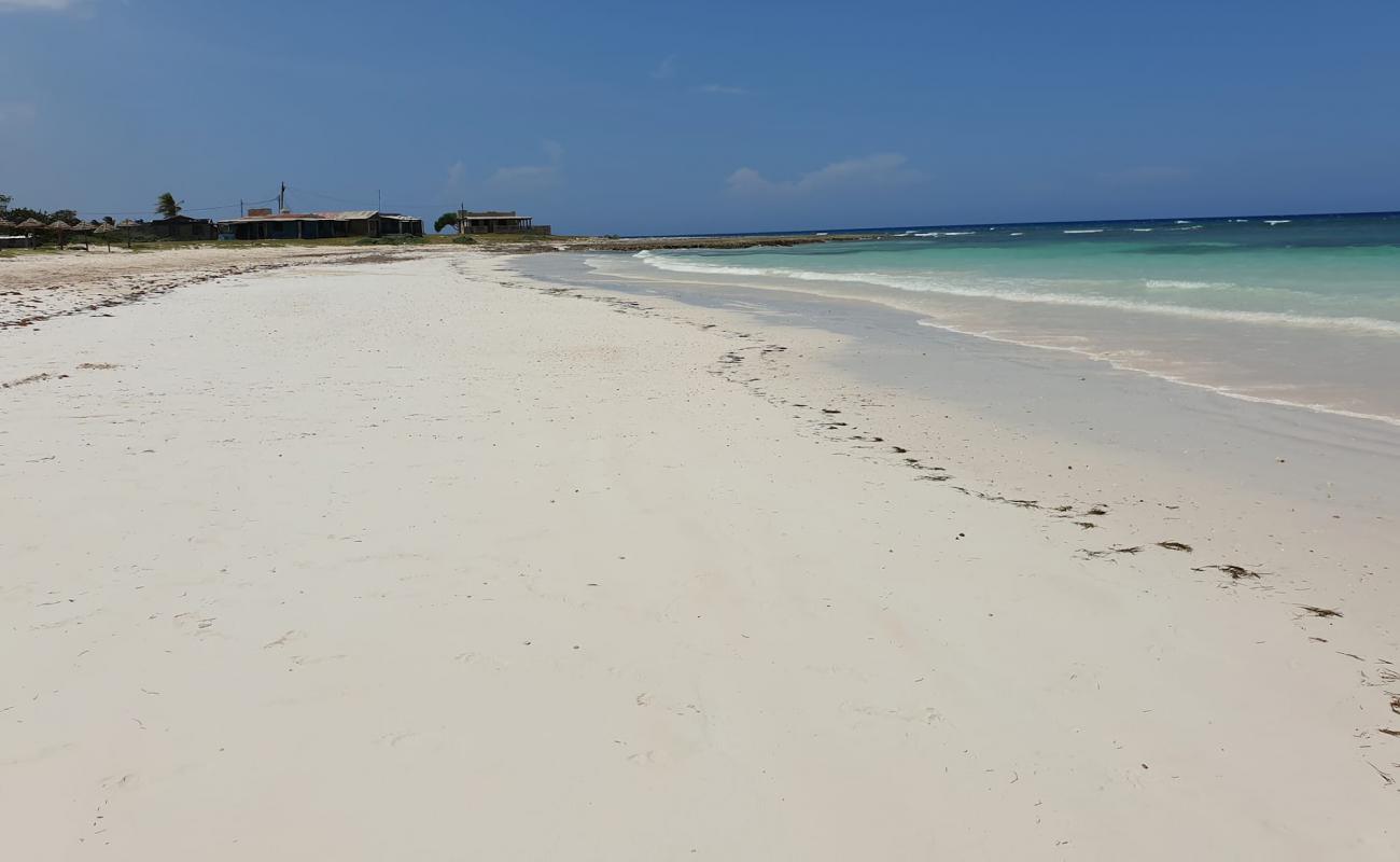 Playa Gibara'in fotoğrafı i̇nce beyaz kum yüzey ile