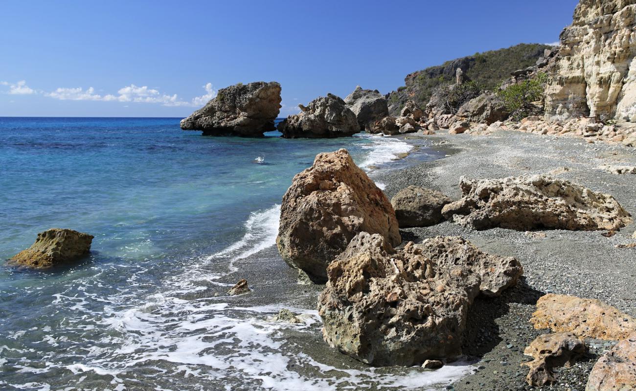 Playa de Cajobabo'in fotoğrafı gri çakıl taşı yüzey ile