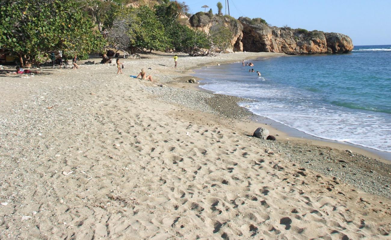 Playa de Berraco'in fotoğrafı gri kum ve çakıl yüzey ile