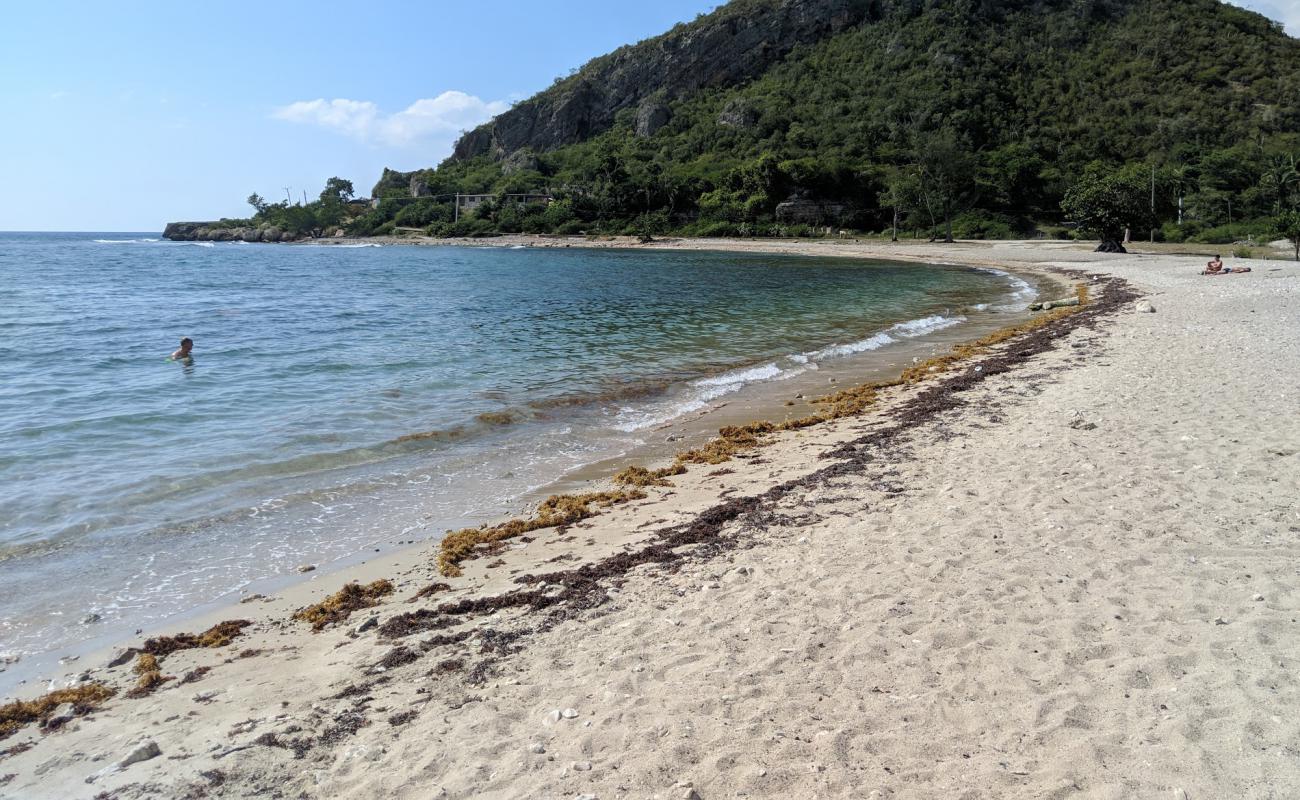 Playa Juragua'in fotoğrafı parlak ince kum yüzey ile