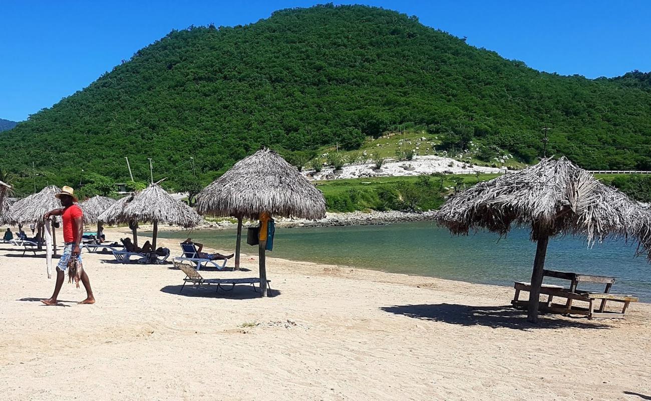 Playa Bueycabon'in fotoğrafı çakıl ile kum yüzey ile