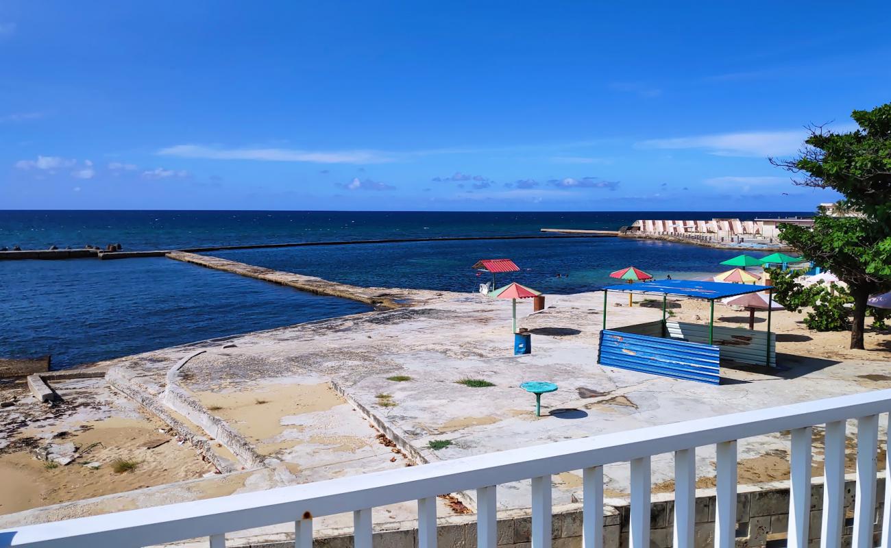 Patricio Lumumba beach'in fotoğrafı beton kaplı yüzey yüzey ile