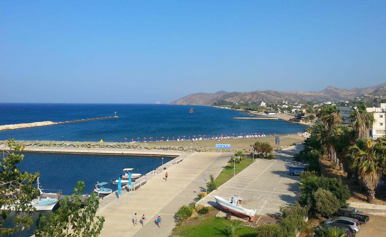 Kato Pyrgos beach'in fotoğrafı gri kum yüzey ile