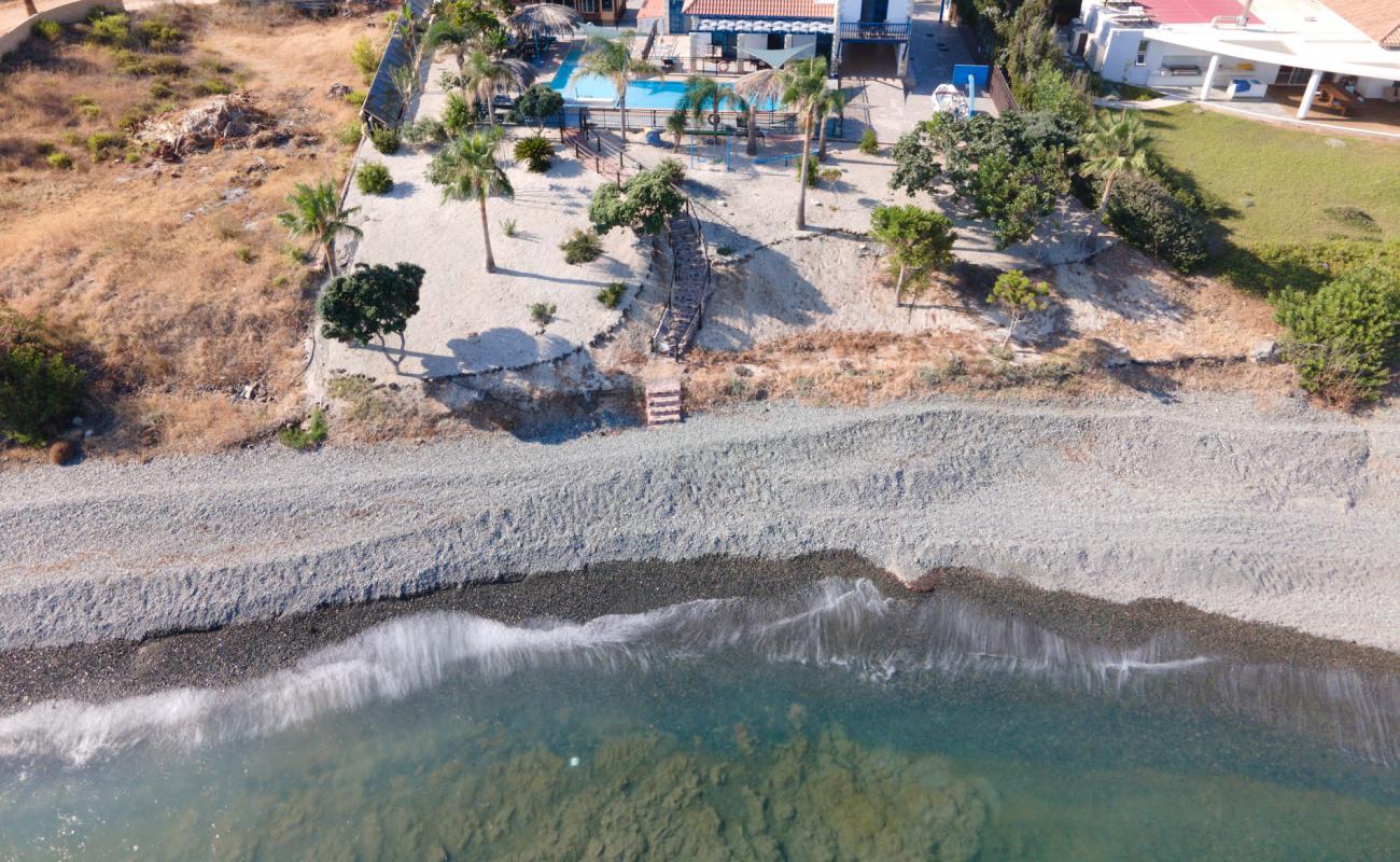 Astrofegia beach'in fotoğrafı küçük gri çakıllar yüzey ile