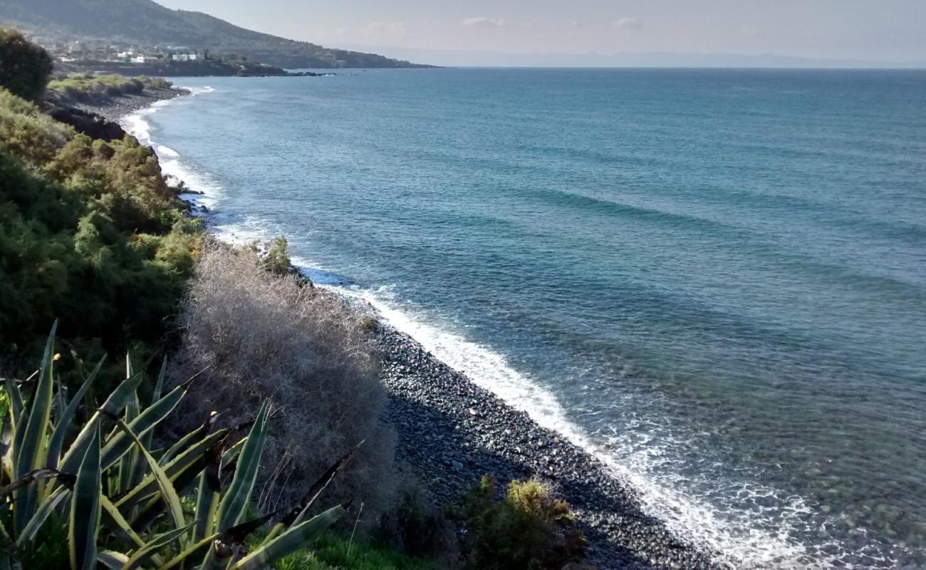 Akroyiali beach'in fotoğrafı gri çakıl taşı yüzey ile