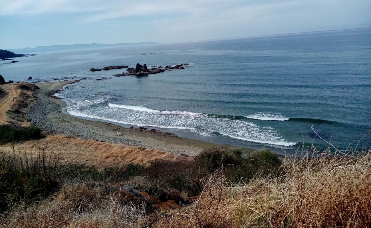 Tpoulorotsos beach'in fotoğrafı gri kum ve çakıllar yüzey ile