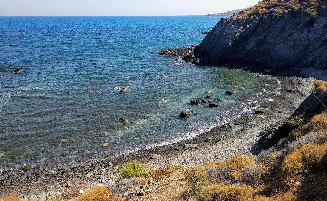 Koulla's beach'in fotoğrafı gri çakıl taşı yüzey ile