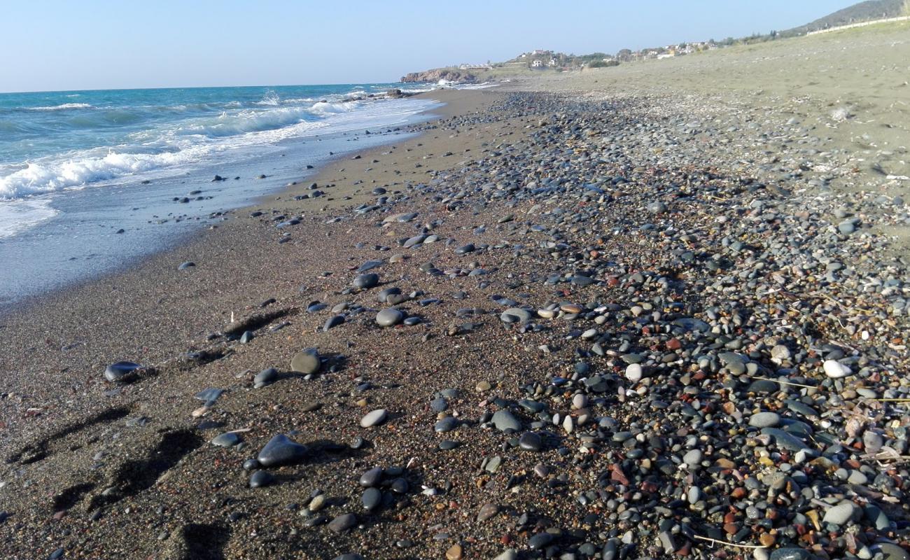 Sotiroulla beach'in fotoğrafı siyah kum ve çakıl yüzey ile