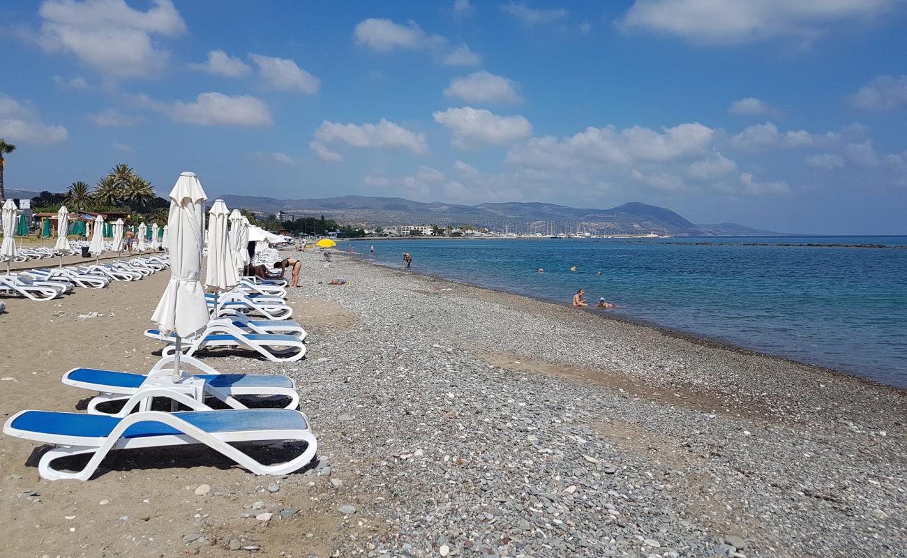 Latchi beach'in fotoğrafı küçük bej çakıl yüzey ile