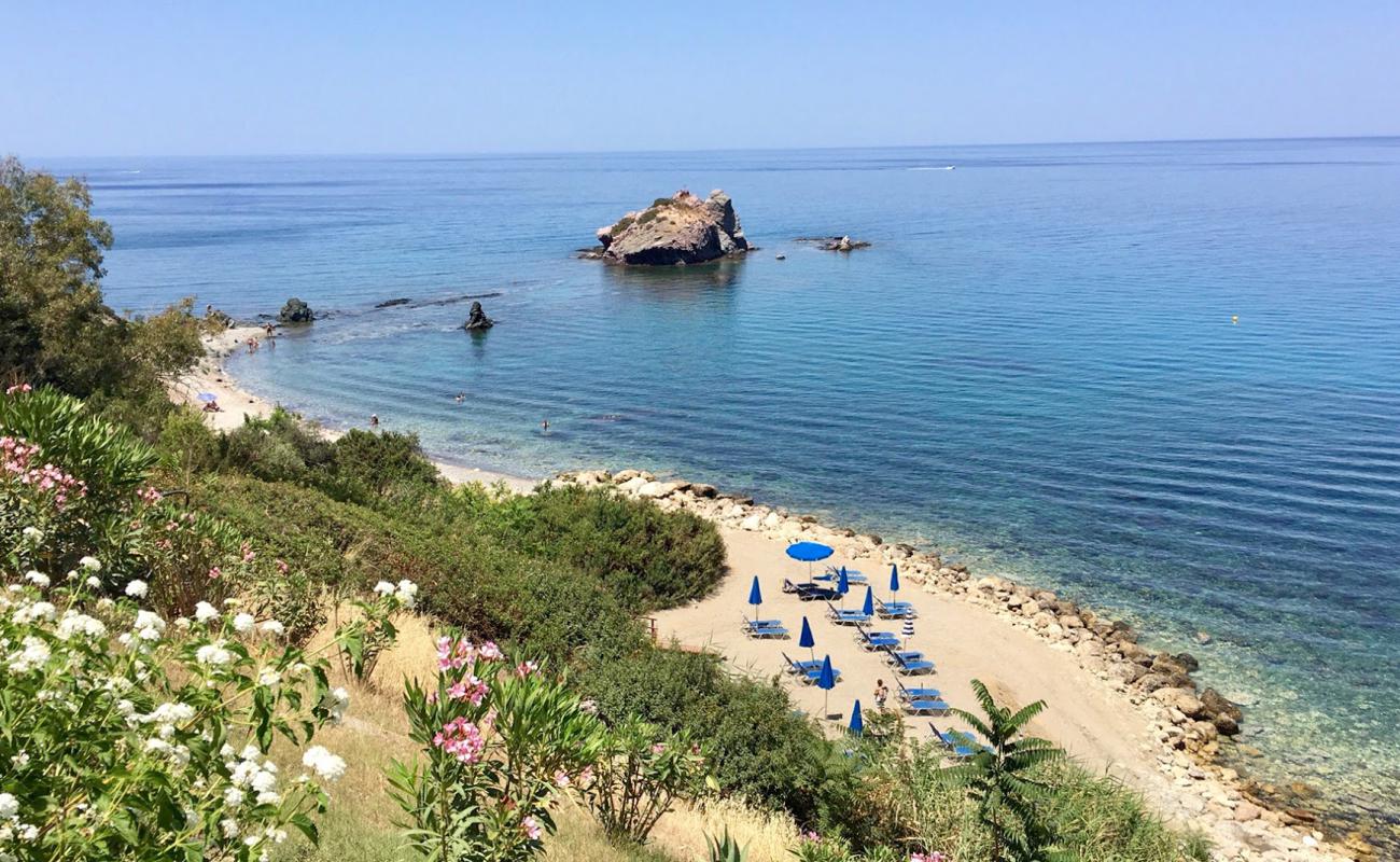 Aphrodite's beach'in fotoğrafı taşlar yüzey ile