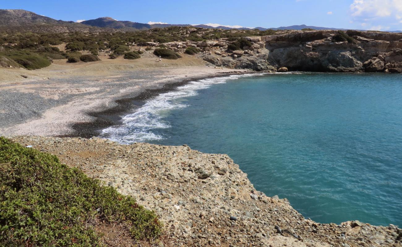 Geronisos beach'in fotoğrafı hafif çakıl yüzey ile