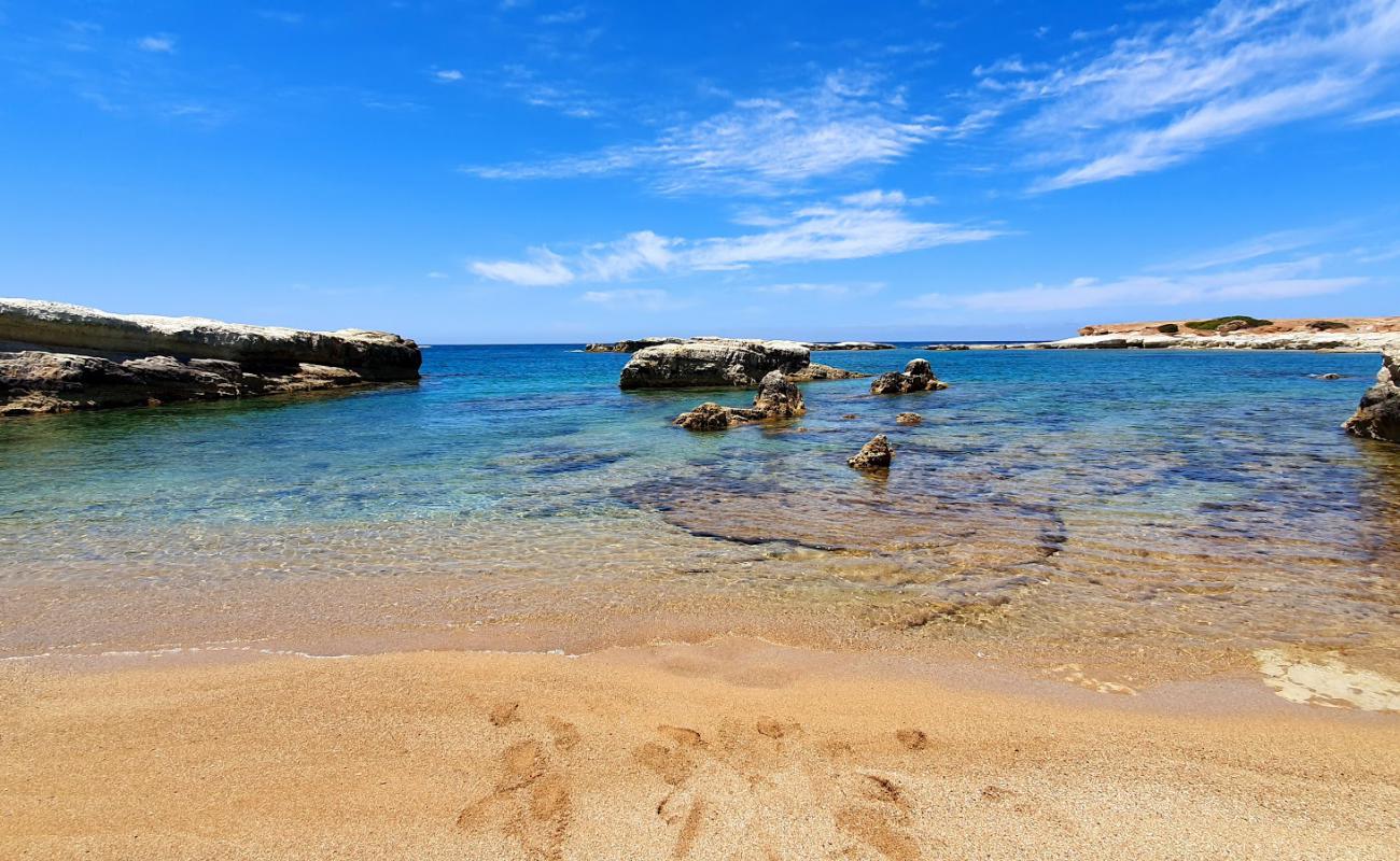 Ina beach'in fotoğrafı açık bej kum yüzey ile