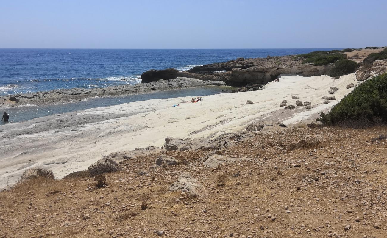 Limni rock lagoon'in fotoğrafı kayalık arazi yüzey ile