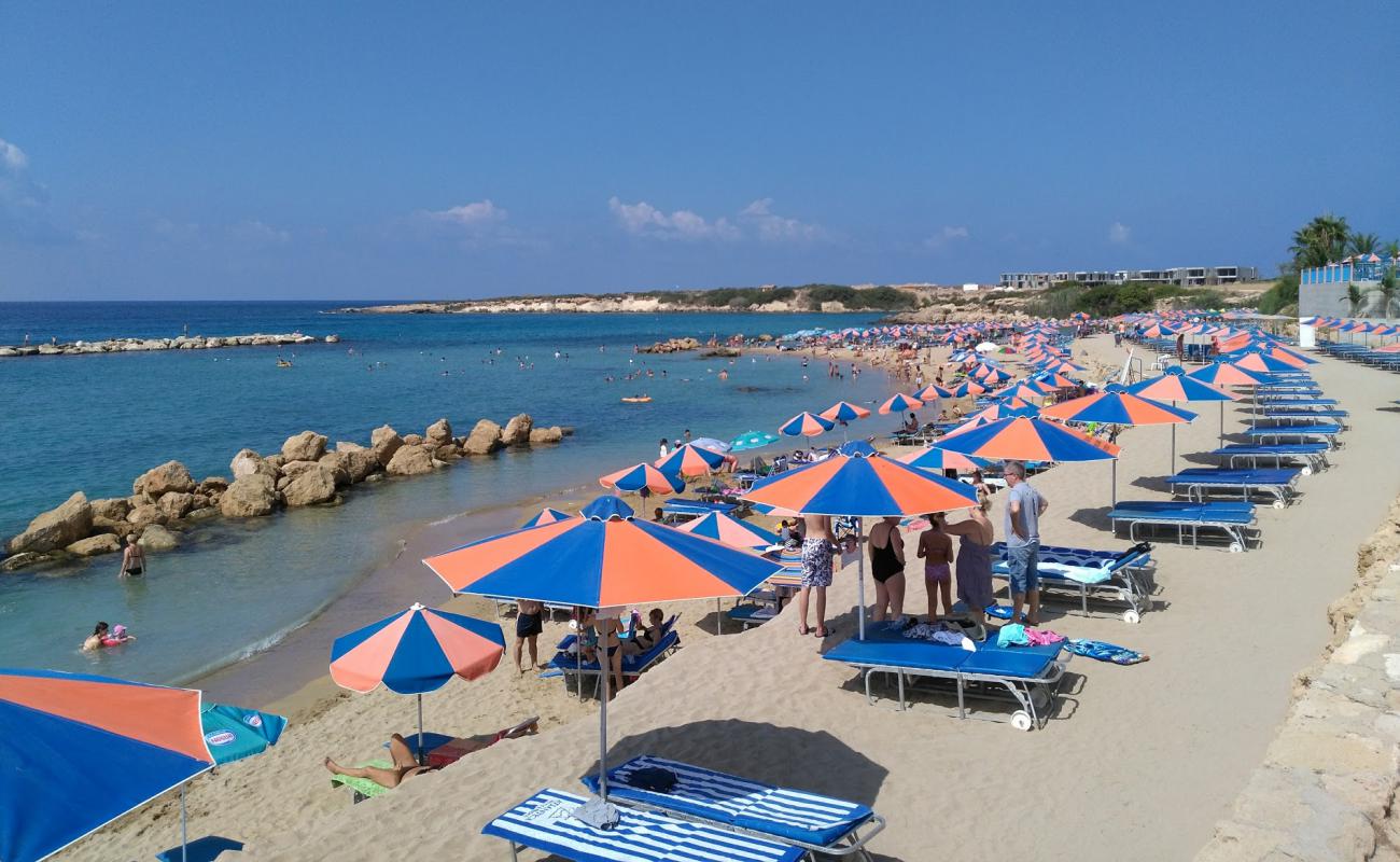 Laourou beach'in fotoğrafı parlak ince kum yüzey ile